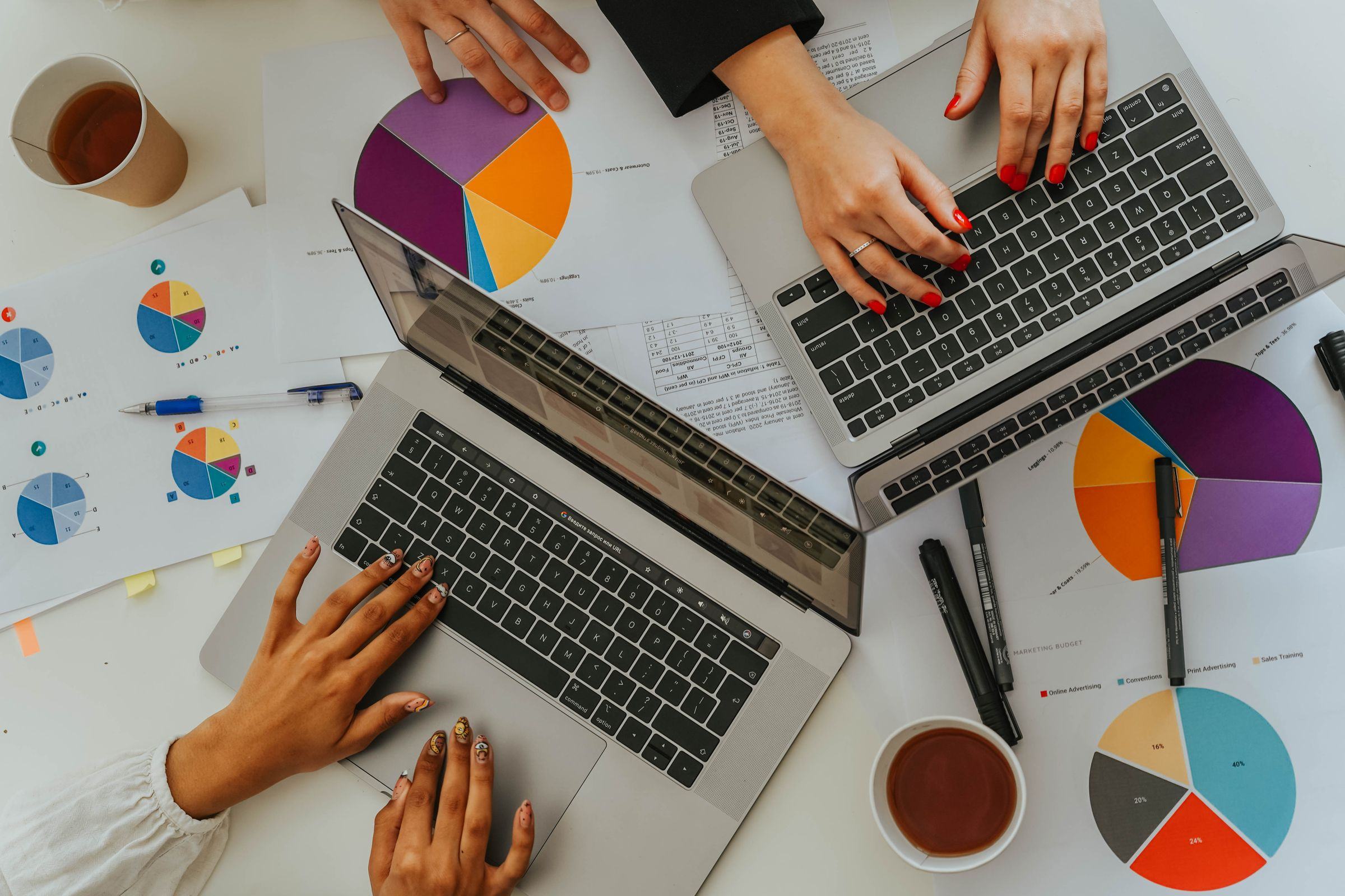 Équipe qui travaille sur des ordinateurs portables